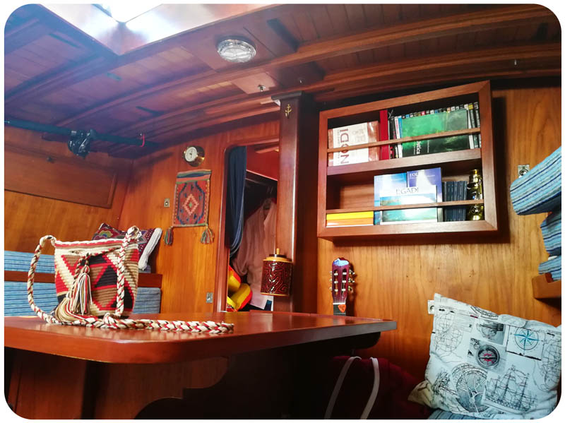 La dinette di Avventura guardando verso prua